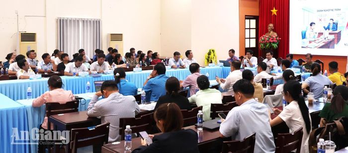 Đại diện các doanh nghiệp tham dự và có ý kiến tại buổi đối thoại.