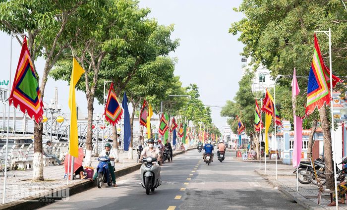 Tuyến đường chính dẫn vào khu di tích lịch sử - văn hóa mộ và đình Nguyễn Trung Trực, phường Rạch Giá được trang hoàng cờ phướn.