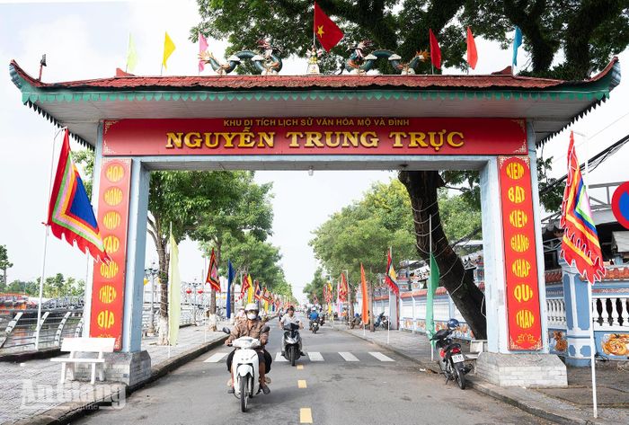Tuyến đường chính dẫn vào khu di tích lịch sử - văn hóa mộ và đình Nguyễn Trung Trực, phường Rạch Giá được trang hoàng cờ phướn, cờ ngũ sắc.