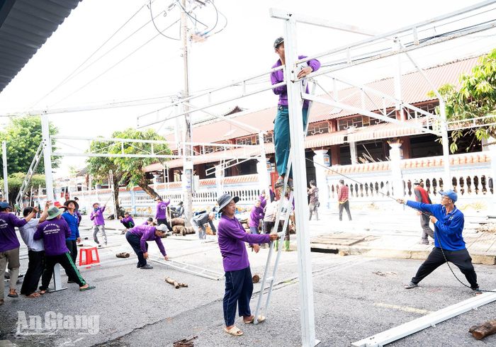 Dựng trại cơm phục vụ miễn phí cho khách thập phương về dự lễ hội.