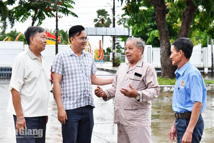 Ông Nguyễn Văn Dức (thứ hai, từ trái qua) - Chủ tịch Ủy ban Mặt trận Tổ quốc Việt Nam xã Vĩnh Điều trao đổi, lắng nghe ý kiến của người dân địa phương.