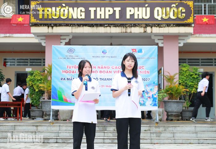 Thành viên Câu lạc bộ tiếng Anh thanh niên với APEC 2027 đố vui bằng tiếng Anh về APEC 2027. Ảnh: TƯỜNG VI