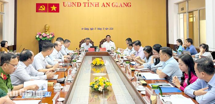 Quang cảnh cuộc họp.