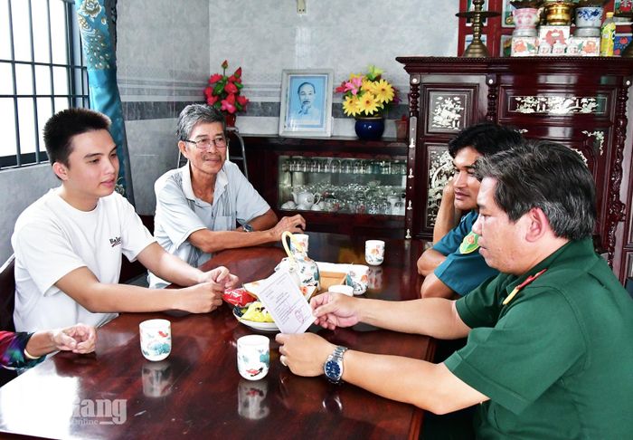 Đại diện Ban Chỉ huy Quân sự xã Tây Yên cùng lãnh đạo ấp Yên Quý thăm gia đình Nguyễn Đăng Khôi. Ảnh: BẢO TRÂN