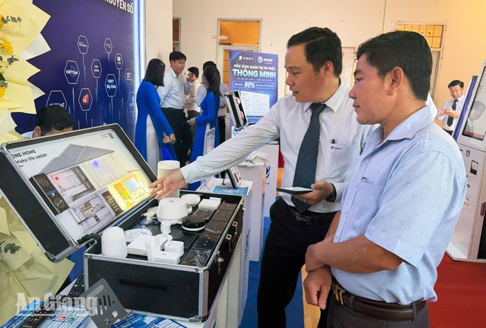 Đại biểu tham quan gian hàng công nghệ trưng bày tại hội thảo.