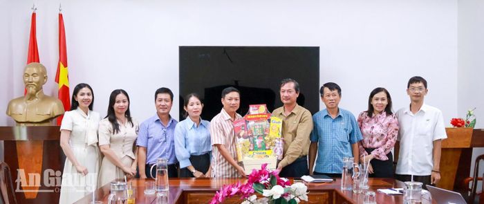 Đoàn công tác Trung tâm Dịch vụ tổng hợp xã Phú Tân tặng quà Ban Giám đốc Báo và phát thanh, truyền hình An Giang nhân buổi làm việc.