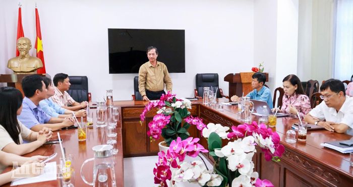 Giám đốc Báo và phát thanh, truyền hình An Giang Lê Văn Chuyển phát biểu tại buổi làm việc.