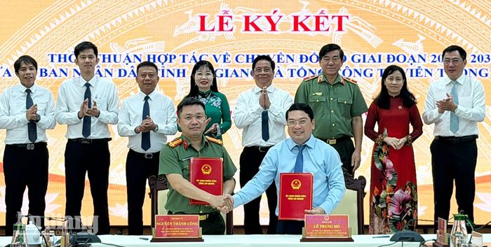Ủy viên Ban Thường vụ Tỉnh ủy, Phó Chủ tịch UBND tỉnh An Giang Lê Trung Hồ và Thượng tá Nguyễn Thành Công, Phó Tổng Giám đốc Tổng Công ty Viễn thông MobiFone ký thỏa thuận hợp tác.