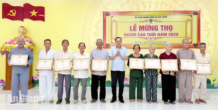 Bí thư Đảng ủy, Chủ tịch HĐND xã Ba Chúc Phạm Minh Hiền chúc thọ người cao tuổi.