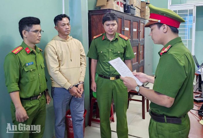 Cơ quan Cảnh sát điều tra Công an tỉnh An Giang thi hành lệnh bắt bị can.