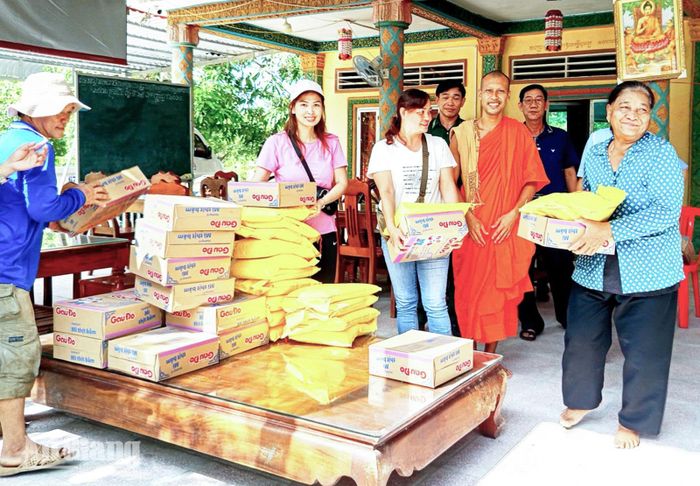 Nhà hảo tâm tặng quà cho người cao tuổi hưởng ứng Tháng hành động vì người cao tuổi Việt Nam.