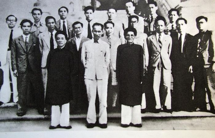 Chủ tịch Hồ Chí Minh và cụ Huỳnh Thúc Kháng (hàng đầu, thứ nhất từ phải sang) trong Chính phủ đầu tiên của nước Việt Nam dân chủ cộng hòa. Ảnh tư liệu.