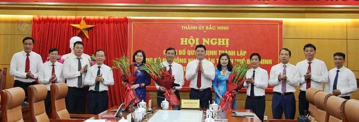Bí thư Thành ủy tặng hoa chúc mừng Ban Chấp hành Đảng bộ HĐND thành phố Bắc Ninh.
