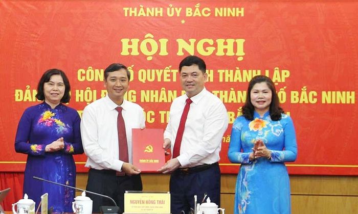 Bí thư Thành ủy Nguyễn Hồng Thái trao quyết định thành lập Đảng bộ HĐND thành phố Bắc Ninh.