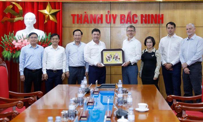 Đồng chí Nguyễn Hồng Thái tặng quà lưu niệm cho đoàn công tác của Tập đoàn ENERTRAG.