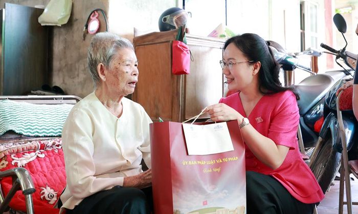 Đồng chí Đỗ Thị Việt Hà thăm hỏi, tặng quà mẹ liệt sĩ Nguyễn Thị Kiền.