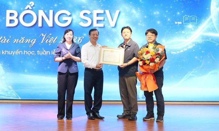 Đồng chí Nguyễn Thị Hà và lãnh đạo Hội Khuyến học thành phố Bắc Ninh trao chứng nhận Tấm lòng vàng ghi nhận đóng góp của Công ty trách nhiệm hữu hạn Samsung Electronics Việt Nam với hoạt động khuyến học, khuyến tài của Bắc Ninh.