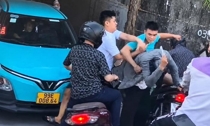 Hình ảnh vụ xô xát trong video người dân đăng tải trên mạng xã hội.