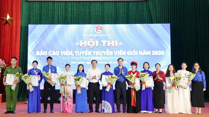  Ban tổ chức trao giải cho thí sinh đoạt giải tại Hội thi Báo cáo viên, tuyên truyền viên giỏi năm 2026. 