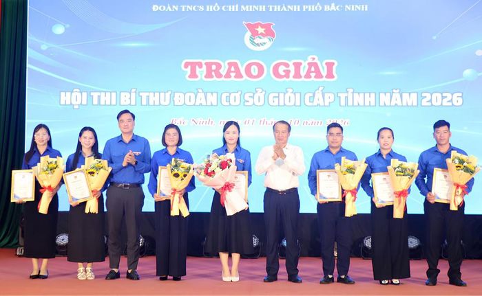  Các đại biểu trao giải thưởng cho các thí sinh tham gia Hội thi Bí thư Đoàn cơ sở giỏi năm 2026. 