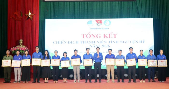  Lãnh đạo Thành đoàn, Hội Liên hiệp Thanh niên thành phố khen thưởng các điển hình trong Chiến dịch Thanh niên tình nguyện Hè 2026. 
