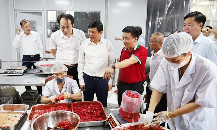  Đồng chí Ngô Tân Phượng tham quan khu sơ chế sản phẩm gấc của Hợp tác xã Nông nghiệp Gấc Việt. 