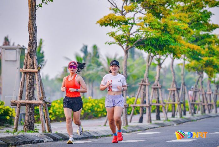 Người dân tập luyện thể thao tại Công viên Đầm Sen (phường Ngũ Hành Sơn). Ảnh: PHI NÔNG