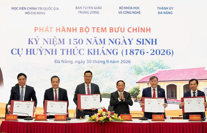 Các đại biểu lãnh đạo Trung ương và Thành ủy thực hiện nghi thức ký phát hành bộ tem bưu chính kỷ niệm 150 năm ngày sinh cụ Huỳnh Thúc Kháng (1876 - 2026). Ảnh: T.HUY - T.CÔNG
