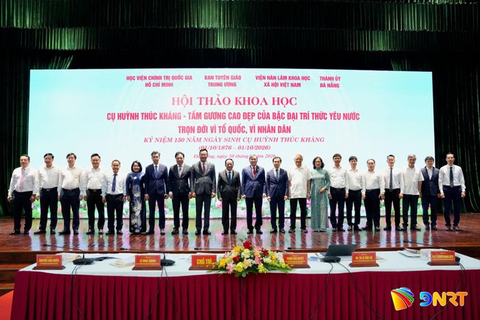 Các đại biểu chụp hình lưu niệm tại hội thảo. Ảnh: T.HUY - T.CÔNG