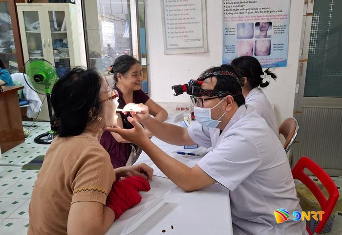 Trung tâm Y tế khu vực Ngũ Hành Sơn khám sức khỏe định kỳ cho người dân. Ảnh: L.HÙNG