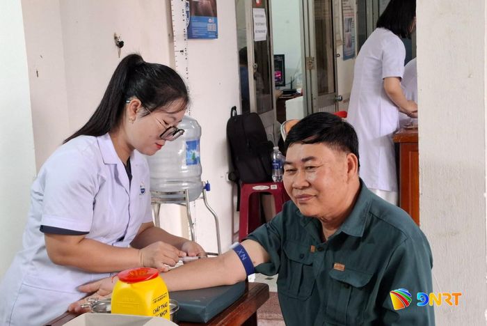 Ngành y tế thành phố tăng tốc khám sức khỏe, chăm sóc toàn diện cho người dân. Ảnh: L.H