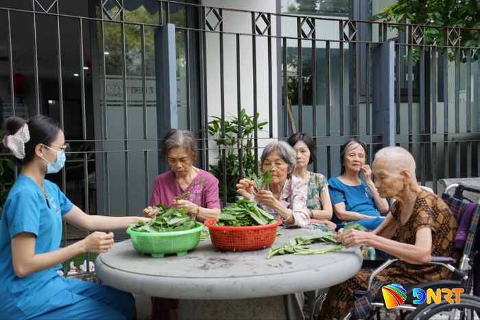 Người cao tuổi đang được chăm sóc tại Viện dưỡng lão Thiện Tâm An (phường Hòa Xuân). Ảnh: DUY AN