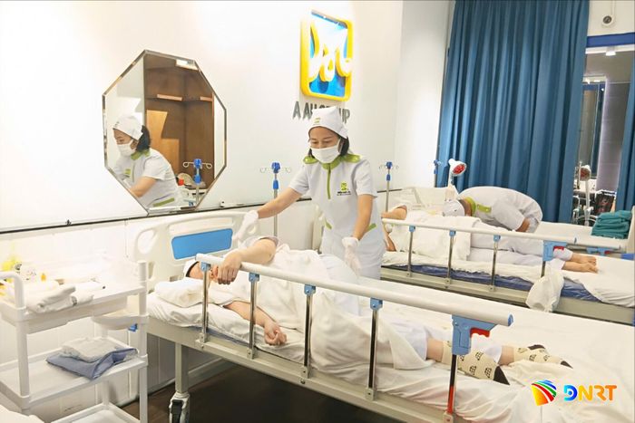 Học viên thực hành kỹ năng tại lớp chăm sóc người cao tuổi của Trung tâm Dạy nghề hướng nghiệp Á Âu chi nhánh Đà Nẵng. Ảnh: TRÂM ANH