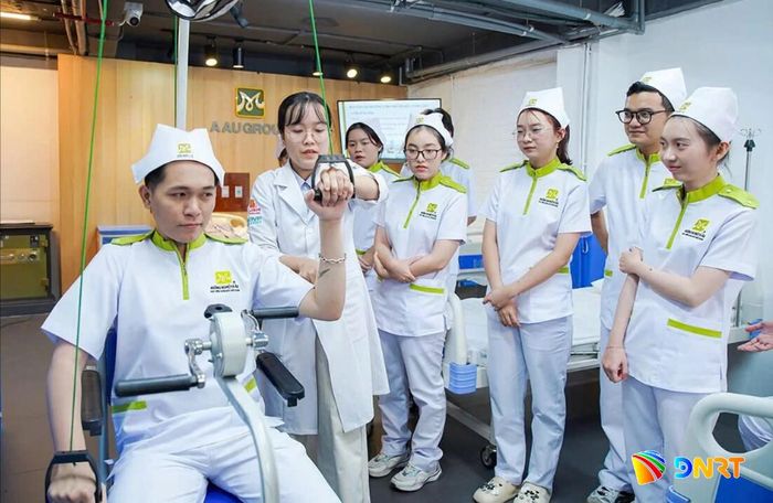 Học viên thực hành kỹ năng tại lớp chăm sóc người cao tuổi của Trung tâm Dạy nghề hướng nghiệp Á Âu chi nhánh Đà Nẵng. Ảnh: TRÂM ANH