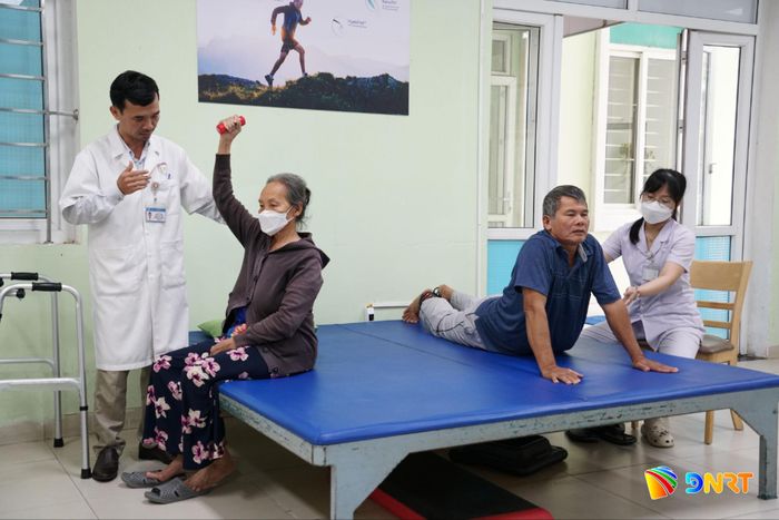 Hệ sinh thái chăm sóc người cao tuổi cần kết nối nhiều mắt xích, từ gia đình, cộng đồng đến y tế cơ sở và điều trị chuyên sâu. Ảnh: TRÂM ANH