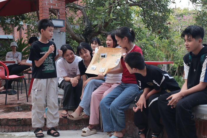 Học sinh chia sẻ về báo tường di sản địa phương. Ảnh: Live&Learn