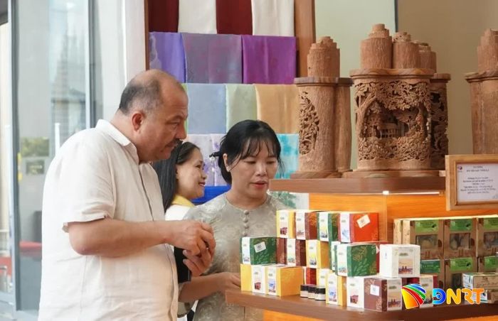 Sự hài lòng của du khách khi trải nghiệm đặc sản địa phương là thước đo thực chất nhất cho thành công của việc kết nối OCOP với du lịch. Ảnh: KIM THỦY