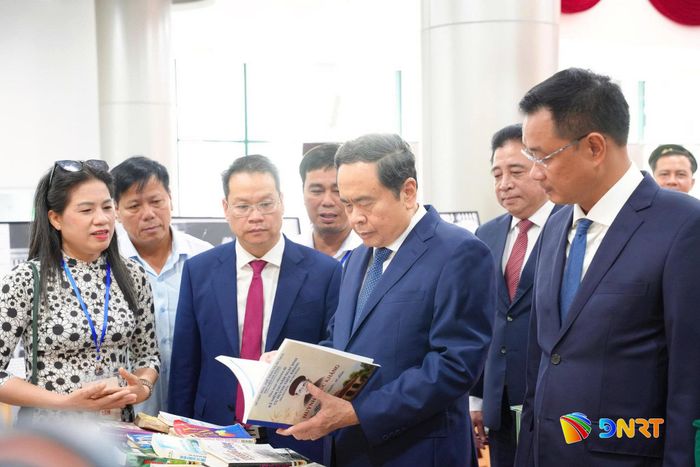 Chủ tịch Quốc hội Trần Thanh Mẫn cùng lãnh đạo thành phố tham quan khu trưng bày thông tin, tư liệu về cụ Huỳnh Thúc Kháng. Ảnh: T. CÔNG - T. HUY