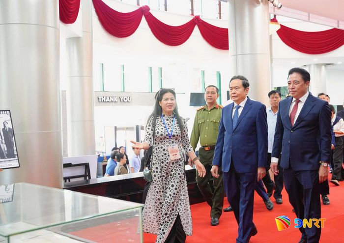Chủ tịch Quốc hội Trần Thanh Mẫn (thứ 2, phải sang) tham dự lễ kỷ niệm 150 năm ngày sinh cụ Huỳnh Thúc Kháng. Ảnh: T. CÔNG - T. HUY
