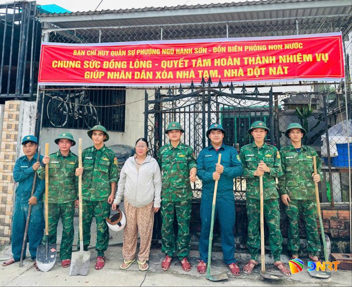 Ban Chỉ huy Quân sự phường Ngũ Hành Sơn và Đồn Biên phòng Non Nước hỗ trợ ngày công xây nhà mới cho hộ gia đình bà Huỳnh Thị Tiệp (phường Ngũ Hành Sơn), là con đẻ người hoạt động kháng chiến bị nhiễm chất độc hóa học. Ảnh: ĐVCC