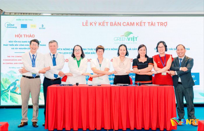 Lễ ký cam kết tài trợ giữa Green Việt với các hợp tác xã, tổ hợp tác về phát triển kinh tế xanh và tuần hoàn. Ảnh: HOÀNG HIỆP