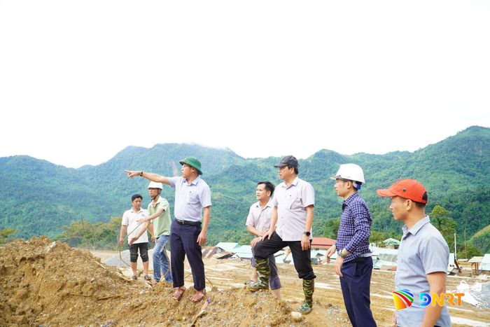 Lãnh đạo xã Nam Trà My kiểm tra thực tế, đôn đốc các đơn vị đẩy nhanh tiến độ thực hiện dự án. Ảnh: TRUNG LÊ