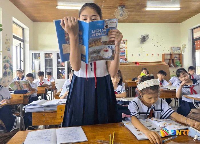Học sinh xã Hòa Vang dùng sách giáo khoa của Tủ sách dùng chung trong năm học 2026 - 2027. Ảnh: SANG THU