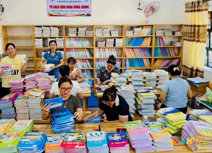 Những bộ sách giáo khoa được đưa về thư viện các trường học trên địa bàn xã Hòa Vang để phân loại trước khi trao cho học sinh mượn. Ảnh: SANG THU