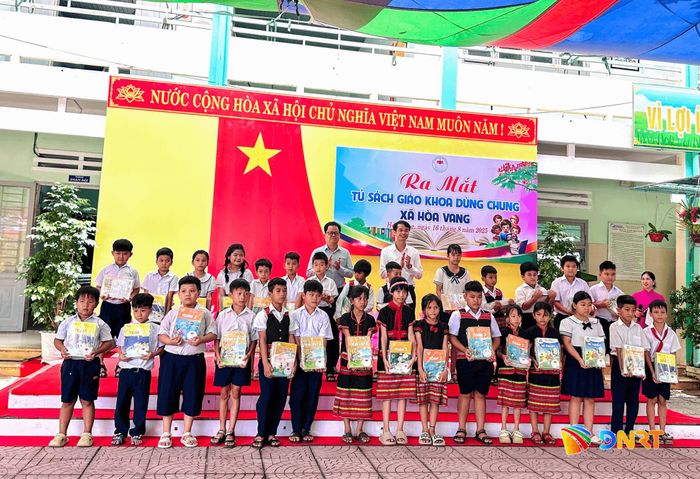 Học sinh Hòa Vang hân hoan nhận sách ngày ra mắt Tủ sách dùng chung. Ảnh: SANG THU