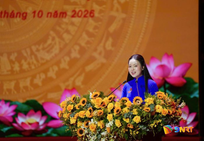 Lê Nguyễn Gia Hân, sinh viên Viện Nghiên cứu và Đào tạo Việt - Anh (Đại học Đà Nẵng) đại diện thế hệ trẻ thành phố phát biểu tại buổi lễ. Ảnh: T. CÔNG - T. HUY