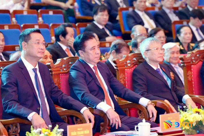 Các đồng chí Thường trực Thành ủy dự lễ kỷ niệm. Ảnh: T. CÔNG - T. HUY