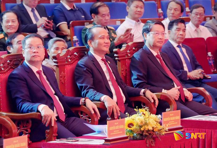 Các đồng chí Thường trực Thành ủy dự lễ kỷ niệm. Ảnh: T. CÔNG - T. HUY