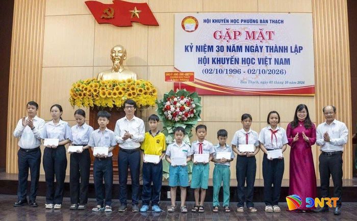 Trao học bổng “Tiếp sức đến trường” cho học sinh phường Bàn Thạch tại buổi gặp mặt. Ảnh: N.D