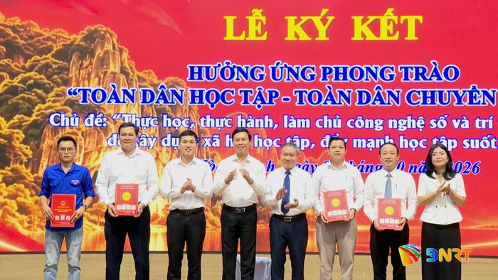 Đại diện các cơ quan, đơn vị, tổ dân phố cam kết hưởng ứng phong trào “Toàn dân học tập - Toàn dân chuyển đổi số”. Ảnh: L.P